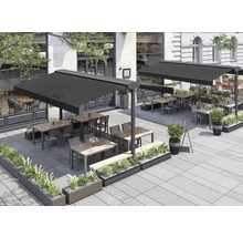 Terrasse de restaurant avec tables, chaises, plantes et stores de protection solaire