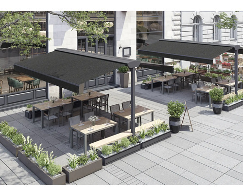 Terrasse de restaurant avec tables, chaises, plantes et stores de protection solaire