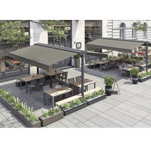 Espace extérieur avec stores, tables, chaises et jardinières pour la restauration