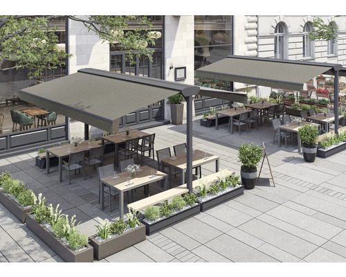 Espace extérieur avec stores, tables, chaises et jardinières pour la restauration