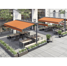 Terrasse de restaurant avec auvents, tables, chaises et bacs à plantes