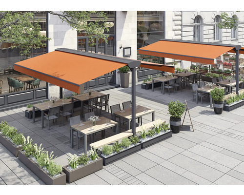 Terrasse de restaurant avec auvents, tables, chaises et bacs à plantes