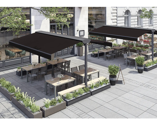 Espace extérieur d'un restaurant avec tables et stores