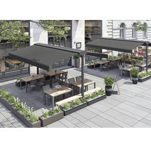 Espace extérieur avec tables, chaises et stores pour la restauration