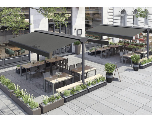 Espace extérieur avec tables, chaises et stores pour la restauration