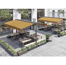 Extérieur d'un restaurant avec des auvents, des tables, des chaises et des jardinières.