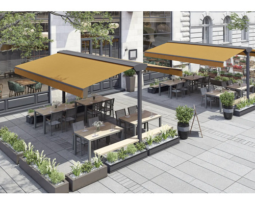 Extérieur d'un restaurant avec des auvents, des tables, des chaises et des jardinières.