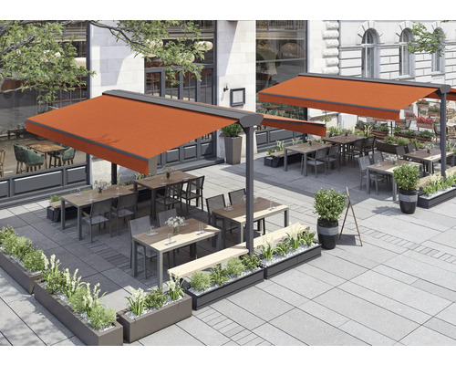 Espace extérieur avec toit de terrasse, tables, chaises et plantations