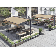 Terrasse extérieure d'un restaurant avec tables, chaises et stores bannes