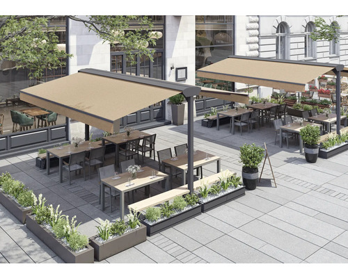 Terrasse extérieure d'un restaurant avec tables, chaises et stores bannes