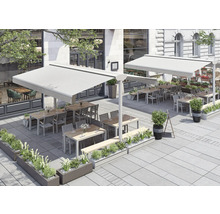 Terrasse de restaurant avec stores, tables, chaises et plantations