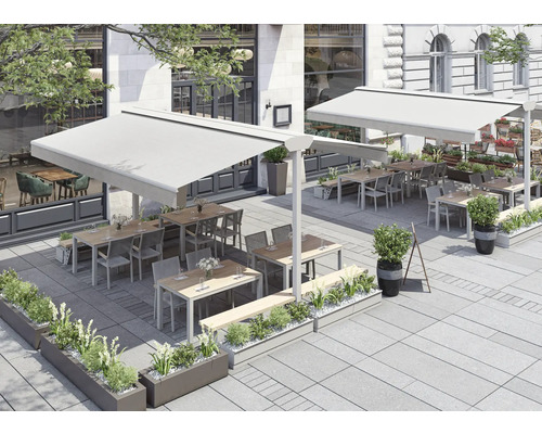 Terrasse de restaurant avec stores, tables, chaises et plantations