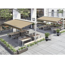 Aussenbereich eines Restaurants mit Markisen, Tischen, Stühlen und Pflanzen