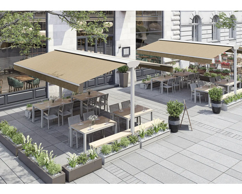 Aussenbereich eines Restaurants mit Markisen, Tischen, Stühlen und Pflanzen