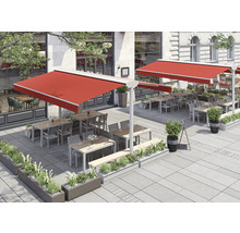 Aussenbereich eines Restaurants mit Markisen, Tischen, Stühlen und Bepflanzung