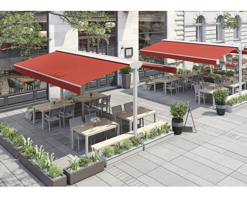 Aussenbereich eines Restaurants mit Markisen, Tischen, Stühlen und Bepflanzung