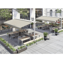 Außenbereich eines Restaurants mit Markisen, Tischen und Stühlen.