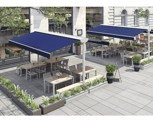 Extérieur d'un restaurant avec des auvents bleus, des tables et des chaises