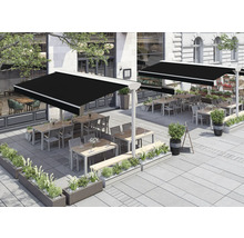 Außenbereich eines Restaurants mit Markisen, Tischen und Bepflanzung