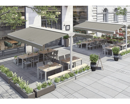 Außenbereich eines Restaurants mit Tischen, Stühlen und Markisen zum Sonnenschutz