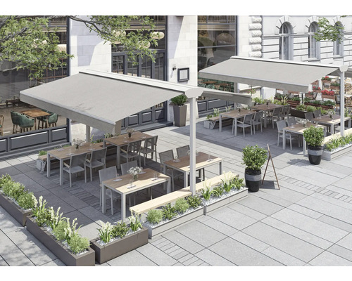 Terrasse extérieure d'un restaurant avec stores, tables, chaises et plantations