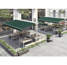 Aussenbereich mit Markisen, Tischen und Stühlen