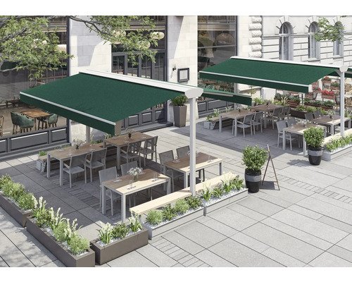 Aussenbereich mit Markisen, Tischen und Stühlen