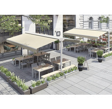 Aussenbereich eines Restaurants mit Markisen, Tischen und Stühlen