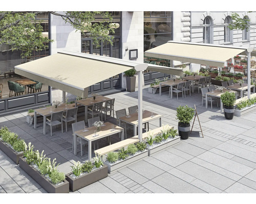 Aussenbereich eines Restaurants mit Markisen, Tischen und Stühlen