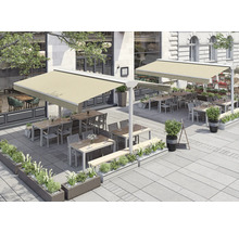 Aussenbereich eines Restaurants mit Markisen und Sitzgelegenheiten