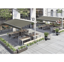 Aussenbereich eines Restaurants mit Markisen, Tischen, Stühlen und Bepflanzung