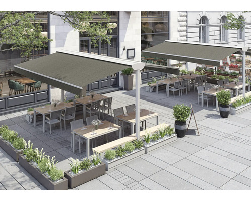Aussenbereich eines Restaurants mit Markisen, Tischen, Stühlen und Bepflanzung