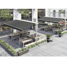 Aussenbereich mit Terrassenmöbeln und Sonnenschutzvorrichtungen für Gastronomiebetriebe.