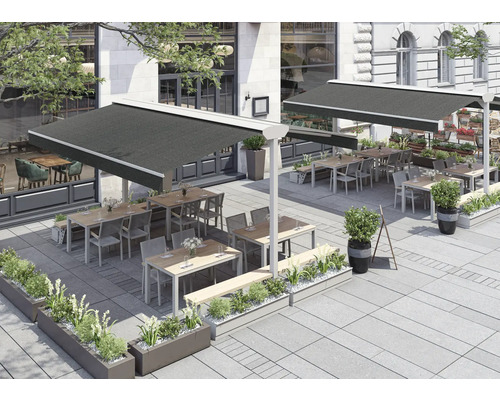 Aussenbereich mit Terrassenmöbeln und Sonnenschutzvorrichtungen für Gastronomiebetriebe.