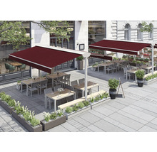 Aussenbereich eines Restaurants mit Markisen, Tischen und Bepflanzung