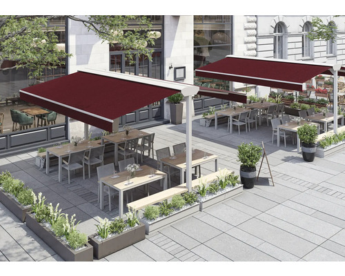 Aussenbereich eines Restaurants mit Markisen, Tischen und Bepflanzung