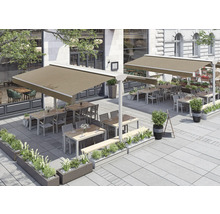 Aussenbereich eines Restaurants mit Terrassenüberdachungen, Tischen, Stühlen und Bepflanzung.