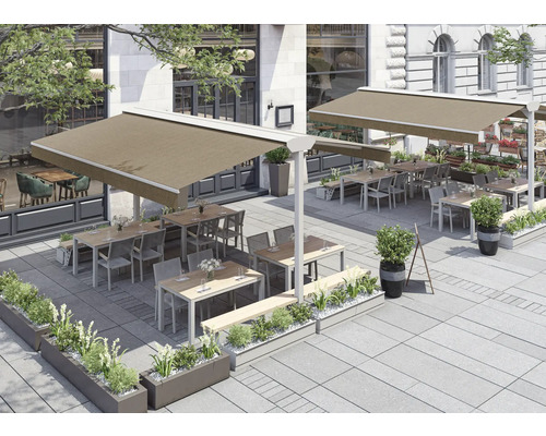 Extérieur d'un restaurant avec des auvents de terrasse, des tables, des chaises et des plantations.