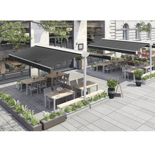 Terrasse avec stores et sièges devant un bâtiment