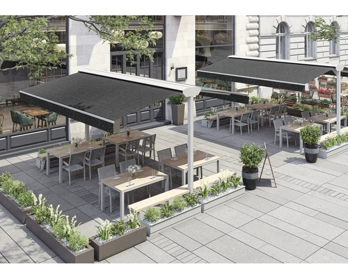 Terrasse avec stores et sièges devant un bâtiment