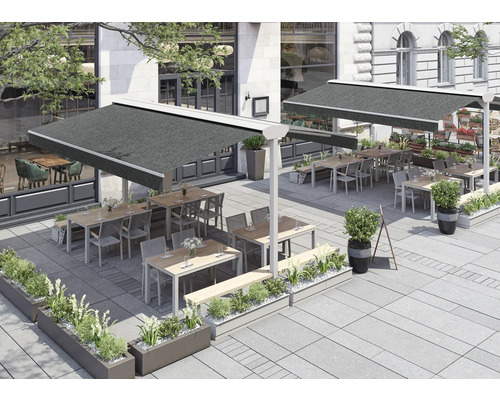 Terrasse avec tables, chaises et stores devant un bâtiment