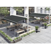 Extérieur d'un restaurant avec parasols, tables, chaises et bacs à plantes