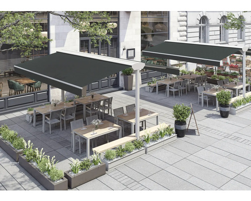 Extérieur d'un restaurant avec parasols, tables, chaises et bacs à plantes