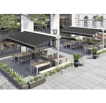 Aussenbereich eines Restaurants mit Markisen, Tischen und Bepflanzung