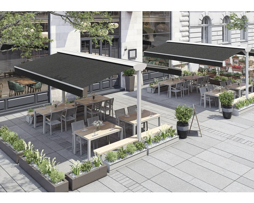 Aussenbereich eines Restaurants mit Markisen, Tischen und Bepflanzung