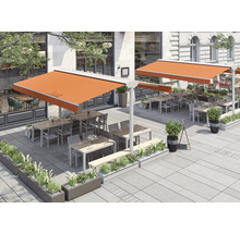 Extérieur d'un restaurant avec des auvents et des sièges.