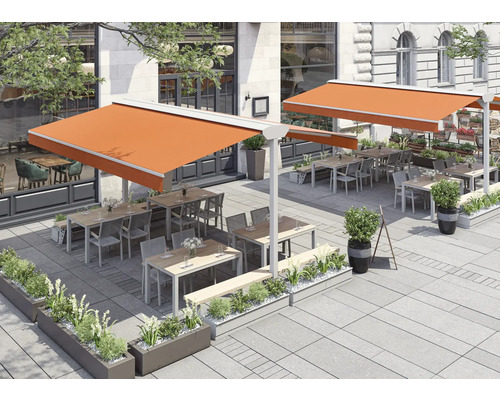 Extérieur d'un restaurant avec des auvents et des sièges.