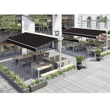 Aussenbereich eines Restaurants mit Markisen, Tischen und Bepflanzung