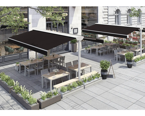 Aussenbereich eines Restaurants mit Markisen, Tischen und Bepflanzung