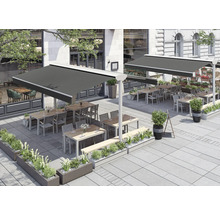 Extérieur d'un restaurant avec des auvents et des sièges